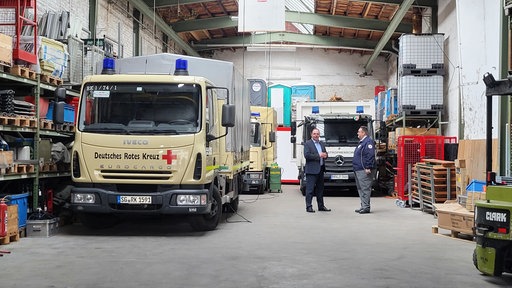 das innere der Lagerhalle des Deutschen Roten Kreuzes