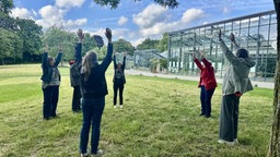 Jede Woche trifft sich die Gruppe zwischen Elisenturm und Glashäuser im Botanischen Garten zum Lachyoga