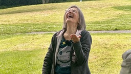 Lachyoga gegen Stress - diese Trainerin bietet Lachyoga an