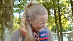 Reporterin Luisa Skrabic lacht mit beim Lachyoga