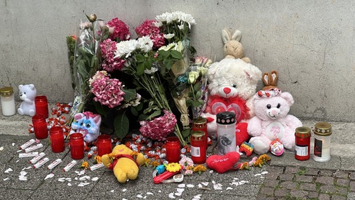 Gedenken am Unfallort, Kerzen, Blumen, Stofftiere