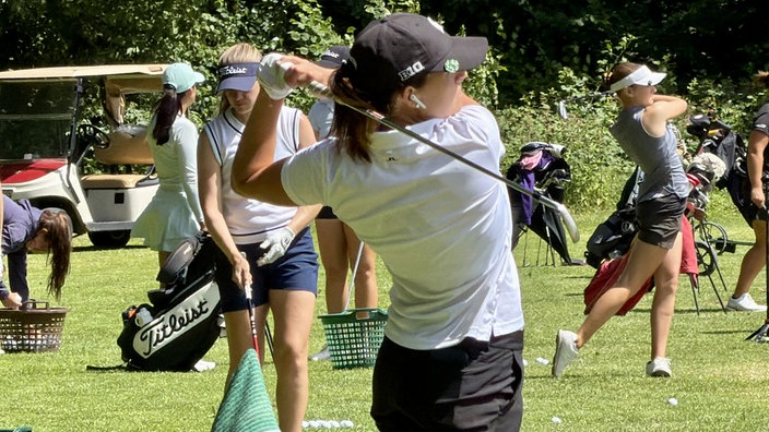 Golferinnen beim Golfschlag