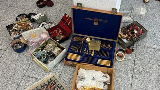 beschlagnahmte Goldware auf dem Boden in Kisten