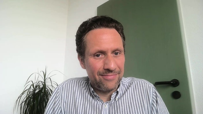 Ein Mann mit dunklen Haaren.