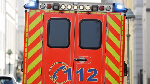 Ein Feuerwehrwagen, von hinten fotografiert.