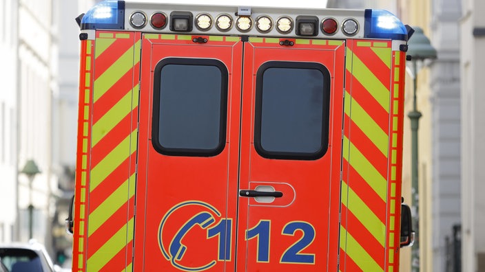 Ein Feuerwehrwagen, von hinten fotografiert.