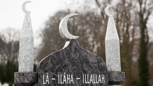 Grabstein mit Halbmond, Nachbildung Minarett, Inschrift La-Ilaha-Illahllah (Kein Gott neben Allah)