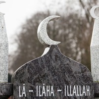 Grabstein mit Halbmond, Nachbildung Minarett, Inschrift La-Ilaha-Illahllah (Kein Gott neben Allah)