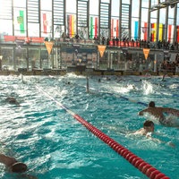 Schwimmoper von Innen, mit Flaggen und Schwimmern