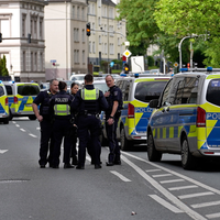 Mehrere Polizisten, Polizeiwagen und ein Hund