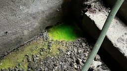 Neongelbes Wasser im Keller des unterspültes Hauses