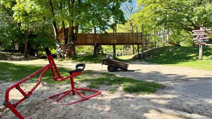 Spielplatz mit Sandkasten im Vordergrund