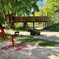 Spielplatz mit Sandkasten im Vordergrund