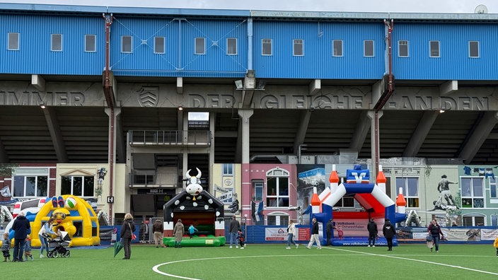 Familienfest bei Arminia Bielefeld mit Autogrammen, Hüpfburgen und Flohmarkt rund ums Stadion.