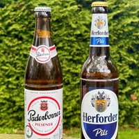 Zwei Bierflaschen des Paderborner und Herforder Pils