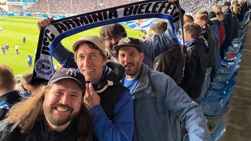 Vier Bielefelder Fans haben das Spiel im Stadion gesehen und freuen sich nach Abpfiff