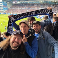 Vier Bielefelder Fans haben das Spiel im Stadion gesehen und freuen sich nach Abpfiff