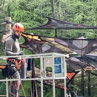 Mitarbeiter befestigt Sonnenschirme