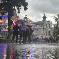Menschen laufen mit Regenschirmen durch den Regen auf dem Bielefelder Stadtfest