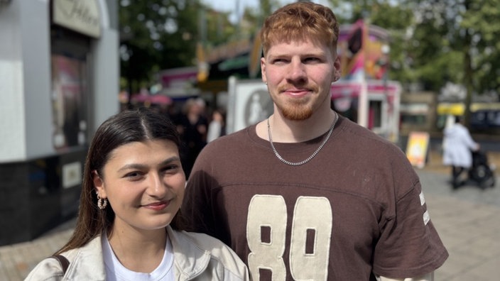 Ein junger Mann und eine junge Frau auf dem Stadtfest in Bielefeld