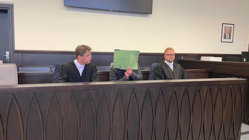 Der Angeklagte und seine Verteidiger.