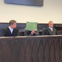 Der Angeklagte und seine Verteidiger.