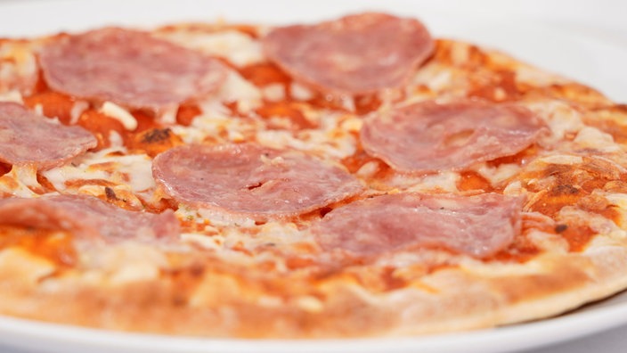 Tiefkühlpizza frisch aus dem Ofen.