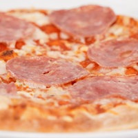 Tiefkühlpizza frisch aus dem Ofen.