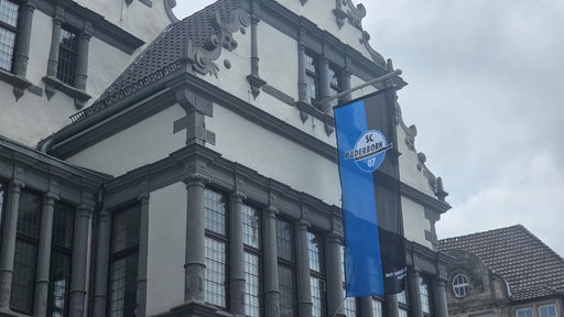 Am Paderborner Rathaus hängt die SCP-Fahne.