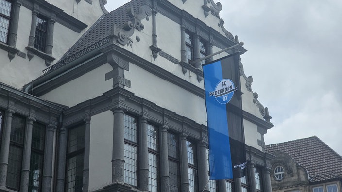 Am Paderborner Rathaus hängt die SCP-Fahne.