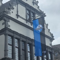 Am Paderborner Rathaus hängt die SCP-Fahne.