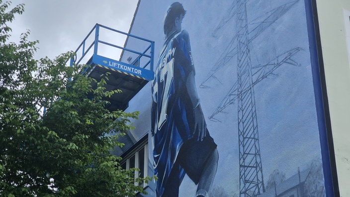 Ein neues Streetart-Bild auf einer Hauswand am Rathausplatz