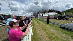 Zuschauer beim Tractorpulling in Berghausen.