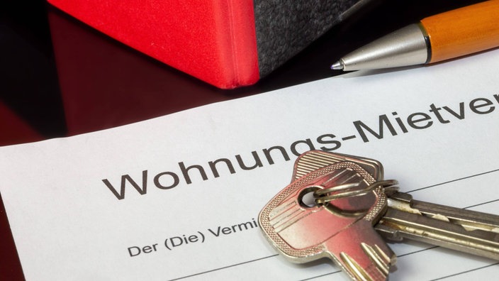 Symbolbild: Blankoformular von einem Mietvertrag für eine Wohnung