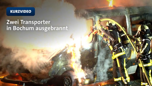 Feuerwehrmann löscht einen Brand in zwei Transportern