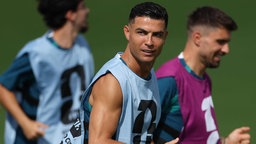 Der Portugiese Cristiano Ronaldo wärmt sich während einer Trainingseinheit im Gardens North County District Park in Florida auf