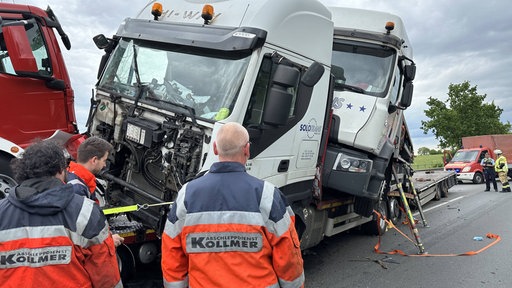 leicht gekippter LKW, beladen mit einem Transporter 