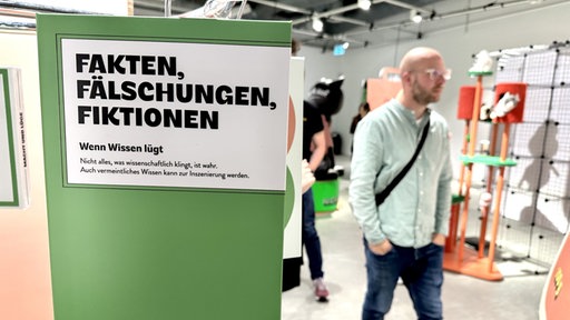 Ein Austellungsstück ist im Vordergrund zu sehen, im Hintergrund läuft ein Besucher vorbei