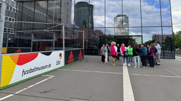 Vor dem Fußballmuseum in Dormtund. 