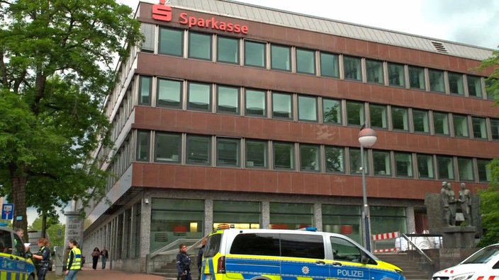 Vor der Sparkassen-Filiale in Dortmund stehen Einsatzwagen der Polizei.