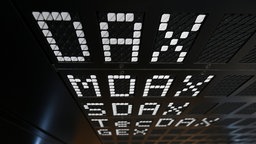 Auf einer Anzeigetafel stehen die Aktienindizes DAX, MDAX, SDAX, TecDAX und GEX.