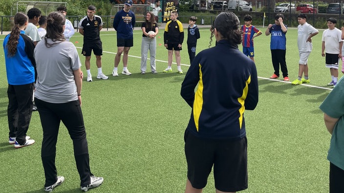 Der Ex-Bundesligaprofis gab eine Trainingseinheit bei der Nordstadtliga.