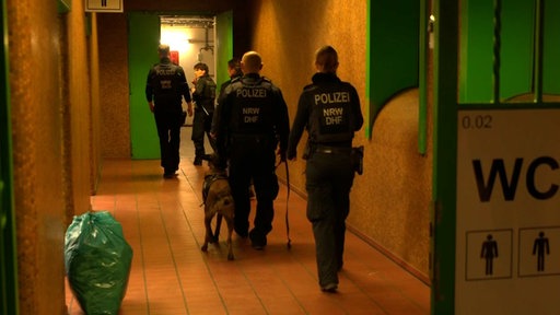 Polizeieinsatzkräfte mit Polizeihund in U-Bahn-Station