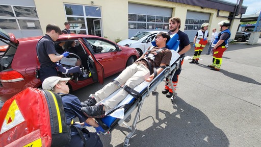 Eldyn wird nur wenige Minuten nach seinem Unfall von den Rettungskräften der Dortmunder Malteser versorgt