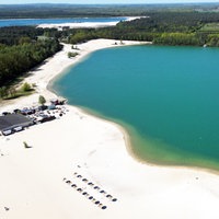 Der Silbersee II aus der Luft bei sonnigem Wetter mit weißem sandstrand und blauem Wasser
