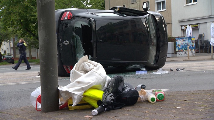 Kleinwagen liegt zertrümmert auf der Seite