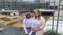 Merle Ebmeier und Tochter Mila vor einer Baustelle in Dortmund-Lanstrop.