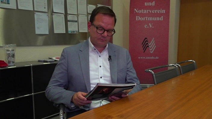Anwalt Christoph Krekeler blättert durch ein Magazin.