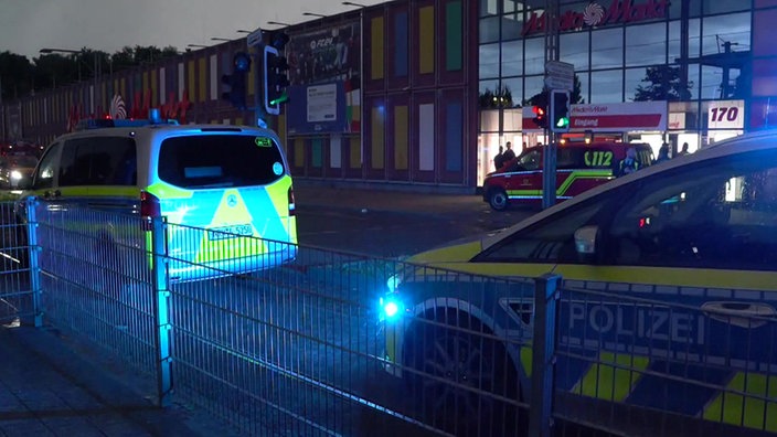 Polizeiwagen vor einem MediaMarkt in Dortmund