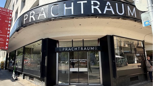 Außenansicht eines Gebäudes mit der Aufschrift "Prachtraum"